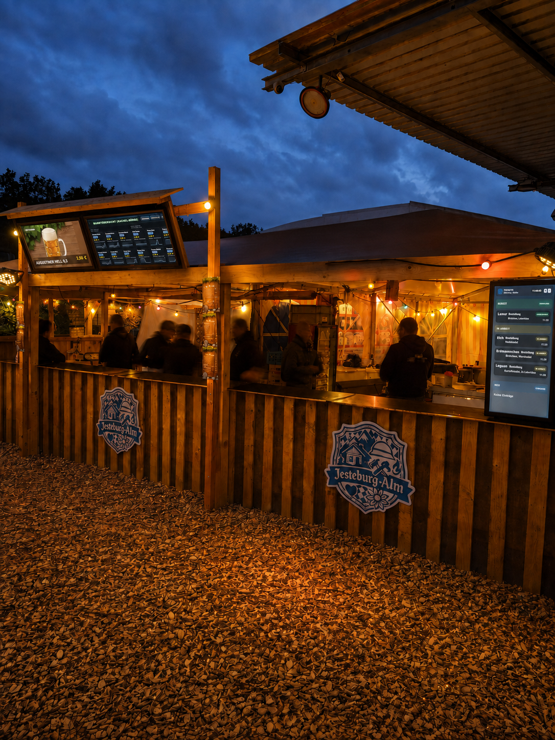 Bierbörse und rustikale Holztheke mit Lichterketten in der Jesteburg Alm